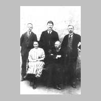 001-0126 Das letzte Lehrerkollegium der alten Volksschule -Otto Lippke, Emil Kleist, Otto Hagen, Emmy Sudau und Hugo Henning-.jpg